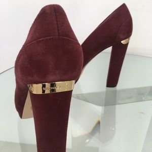 Michael Kors suede pump